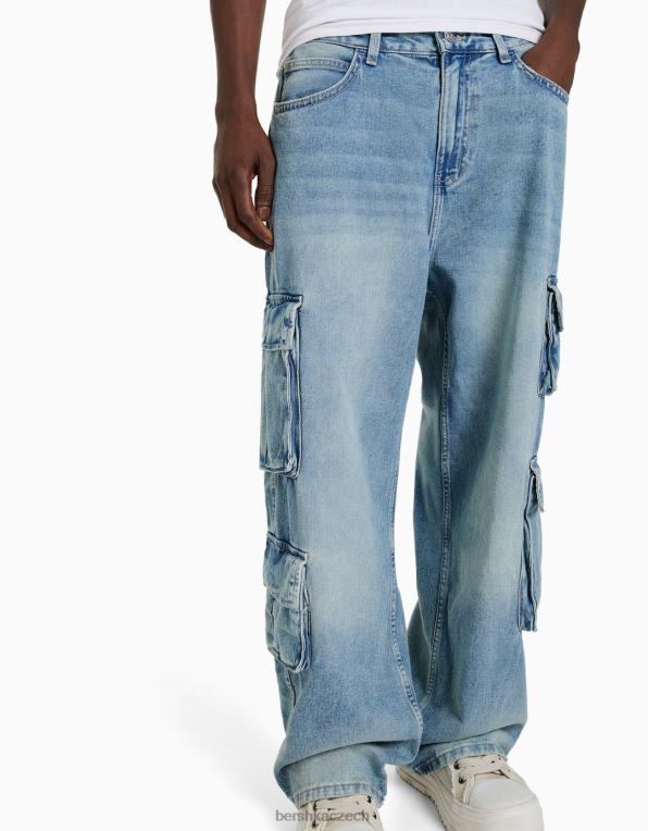 muži Bershka cargo džíny s mnoha kapsami P88443136 oblečení světle modrá