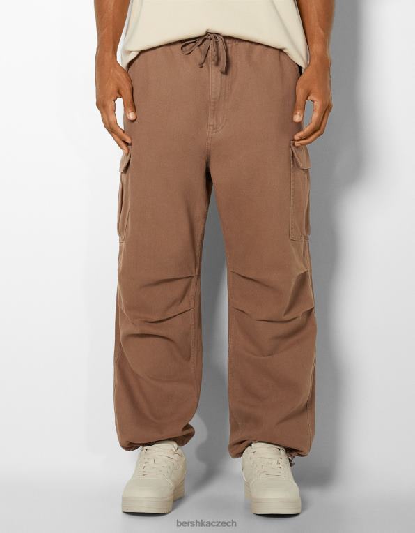 muži Bershka nákladní padákové džíny P88443204 oblečení hnědý