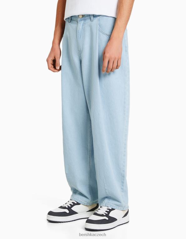 muži Bershka volné džíny balonového střihu se záhyby P88443173 oblečení světle modrá