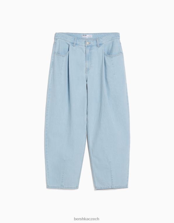 muži Bershka volné džíny balonového střihu se záhyby P88443173 oblečení světle modrá