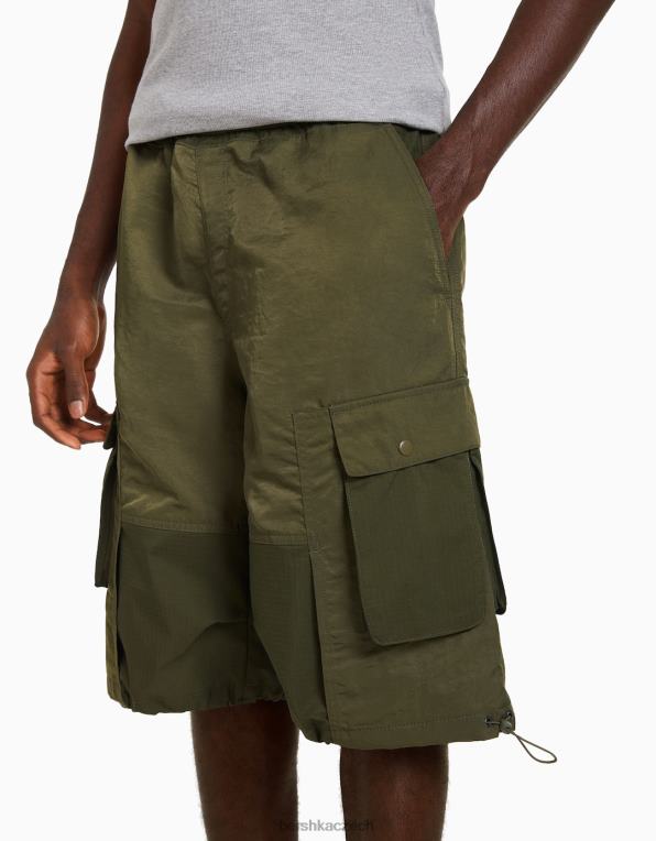 muži Bershka nylonové bermudy nákladní padákové šortky P88443282 oblečení khaki
