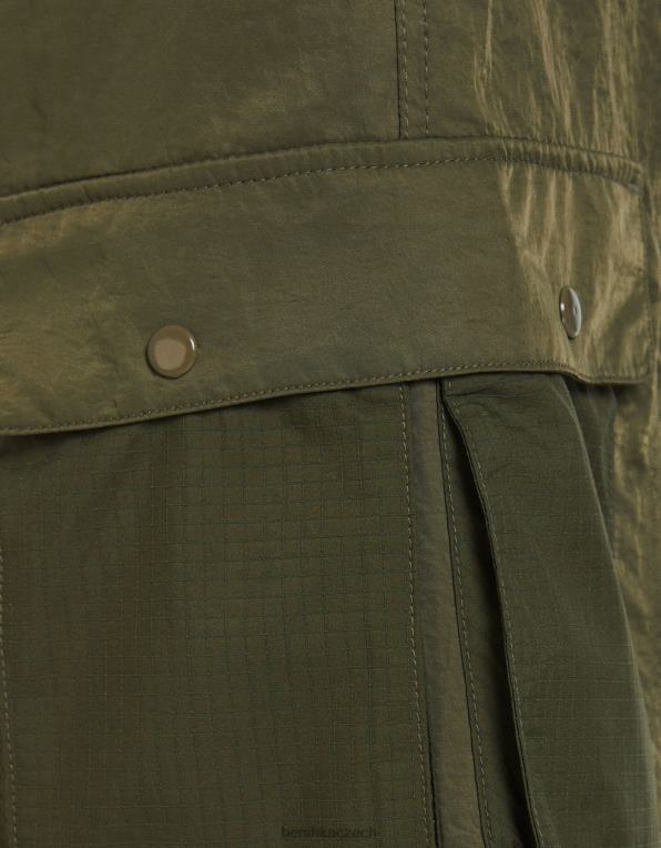 muži Bershka nylonové bermudy nákladní padákové šortky P88443282 oblečení khaki