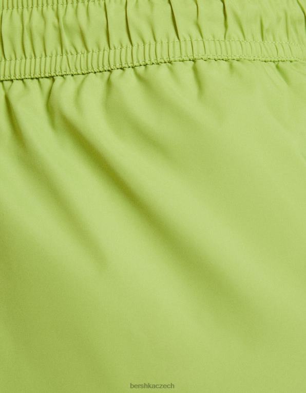 muži Bershka základní deskové šortky P88443401 oblečení zelená