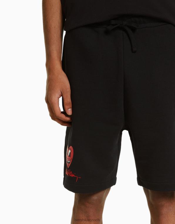 muži Bershka bermudy s potiskem keitha Haringa P88443365 oblečení Černá