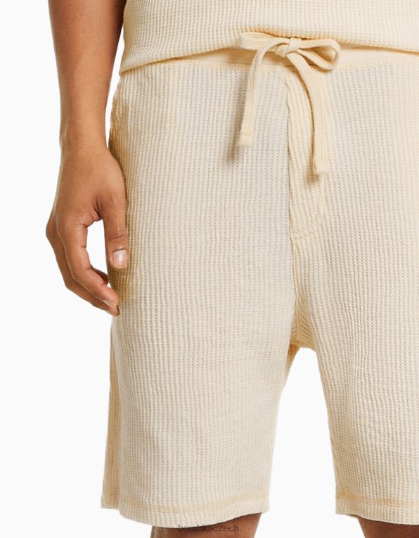 muži Bershka plyšové bermudy s vaflovou texturou P88443366 oblečení špinavě bílé