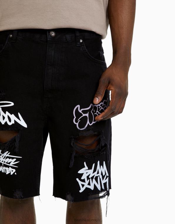 muži Bershka roztrhané džínové bermudy s potiskem P88443334 oblečení Černá