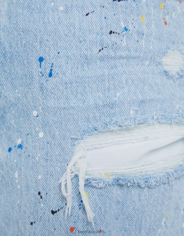 muži Bershka roztrhané džínové bermudy s stříkající barvou P88443331 oblečení světle modrá