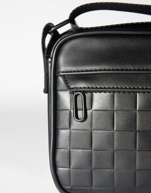 muži Bershka Crossbody kabelka s kostkovaným designem P88443593 Příslušenství Černá
