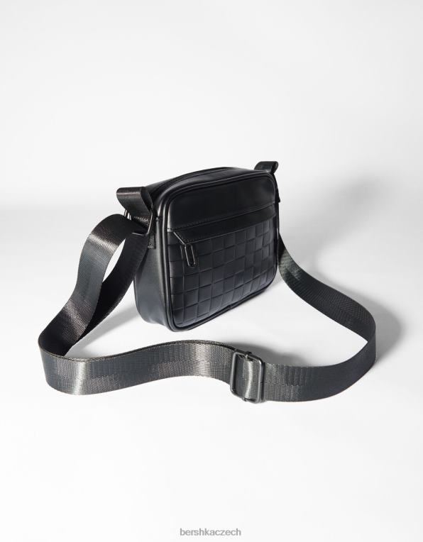 muži Bershka Crossbody kabelka s kostkovaným designem P88443593 Příslušenství Černá