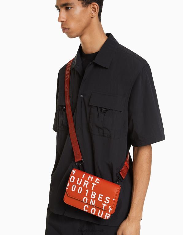 muži Bershka crossbody kabelka s nápisem P88443582 Příslušenství Červené