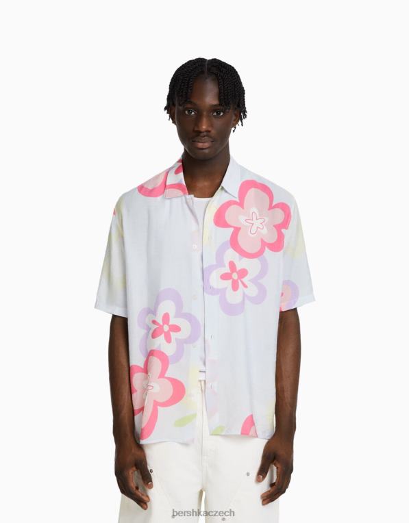 muži Bershka košile s krátkým rukávem a květinovým potiskem P88442867 oblečení světle modrá