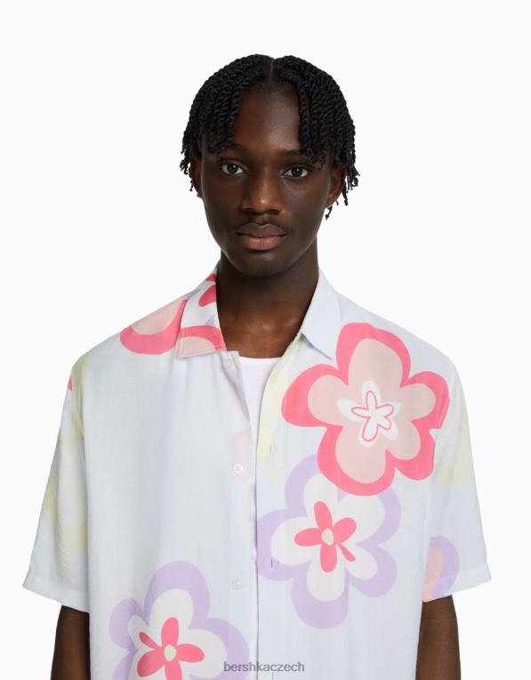 muži Bershka košile s krátkým rukávem a květinovým potiskem P88442867 oblečení světle modrá