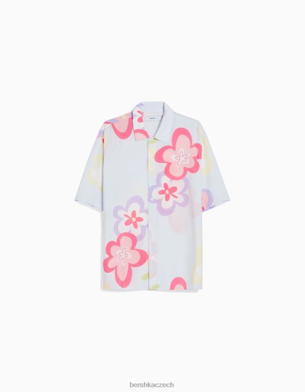 muži Bershka košile s krátkým rukávem a květinovým potiskem P88442869 oblečení světle modrá