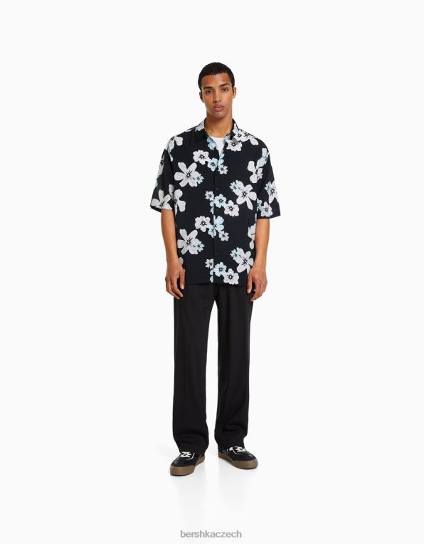 muži Bershka košile s krátkým rukávem a květinovým potiskem P88442891 oblečení Černá