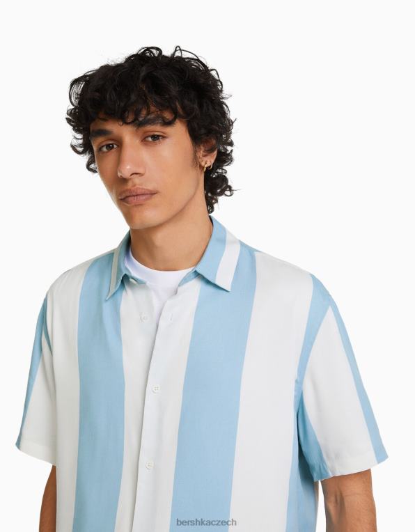 muži Bershka pruhovaná keprová košile s krátkým rukávem P88442929 oblečení světle modrá