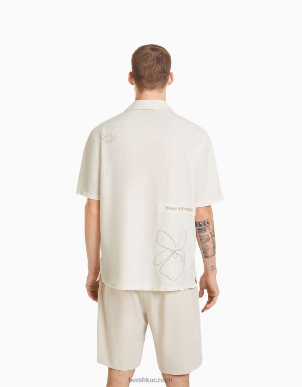muži Bershka rustikální košile s krátkým rukávem s výšivkou a nášivkami P88442868 oblečení špinavě bílé