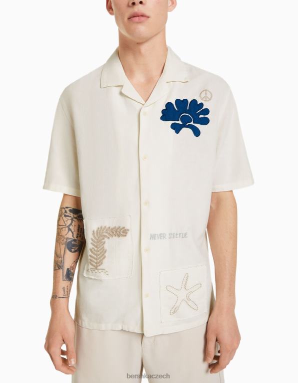muži Bershka rustikální košile s krátkým rukávem s výšivkou a nášivkami P88442868 oblečení špinavě bílé