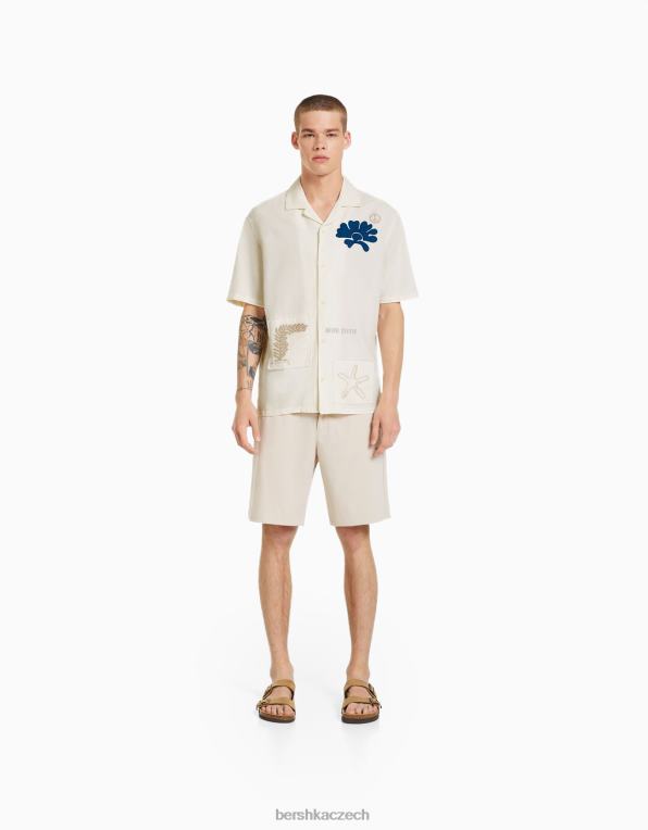 muži Bershka rustikální košile s krátkým rukávem s výšivkou a nášivkami P88442868 oblečení špinavě bílé