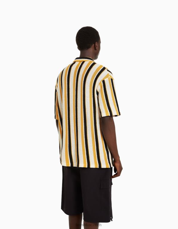 muži Bershka rustikální košile s krátkým rukávem se svislým pruhovaným potiskem P88442898 oblečení hořčice