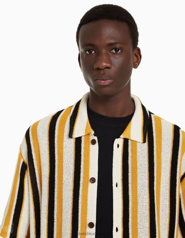 muži Bershka rustikální košile s krátkým rukávem se svislým pruhovaným potiskem P88442898 oblečení hořčice