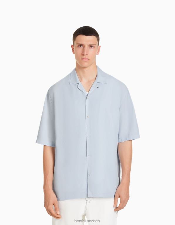 muži Bershka rustikální košile uvolněného střihu s krátkým rukávem P88442942 oblečení světle modrá