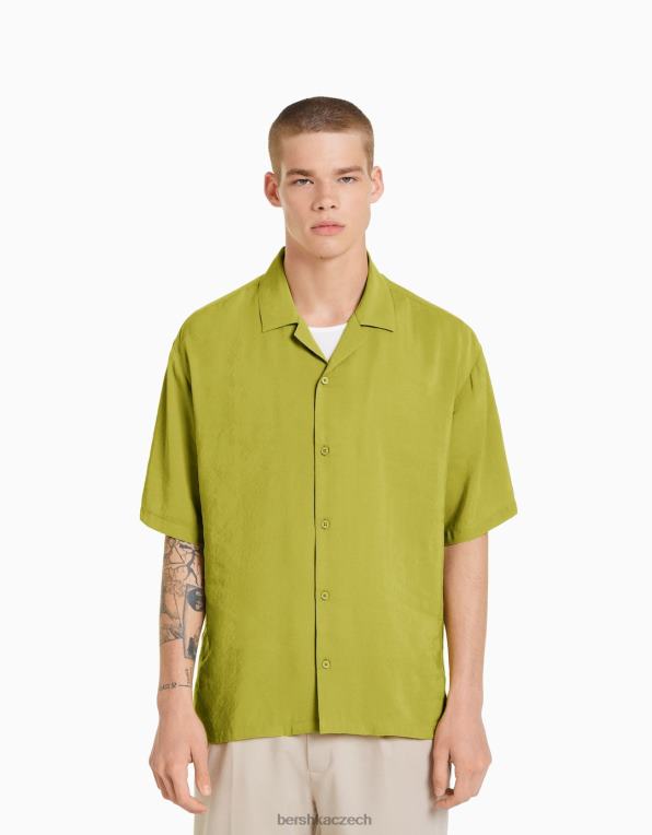muži Bershka splývavá košile s krátkým rukávem P88442918 oblečení zelená