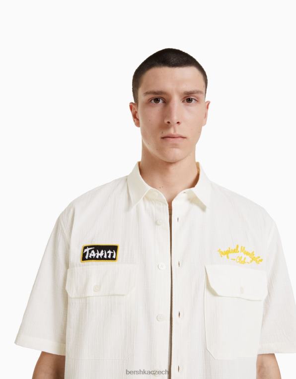 muži Bershka triko s vaflovou texturou s krátkým rukávem se záplatami P88442896 oblečení špinavě bílé