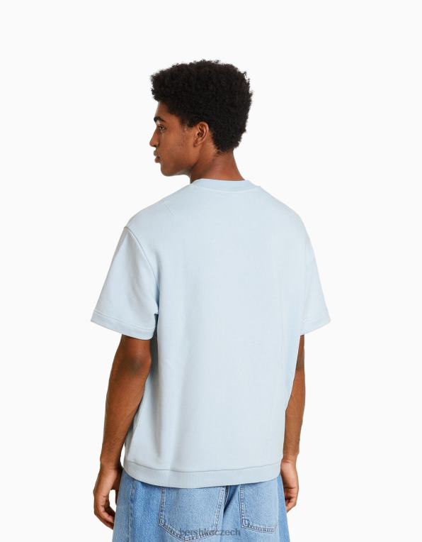 muži Bershka Plyšové tričko s krátkým rukávem a univerzitním potiskem P88442767 oblečení světle modrá