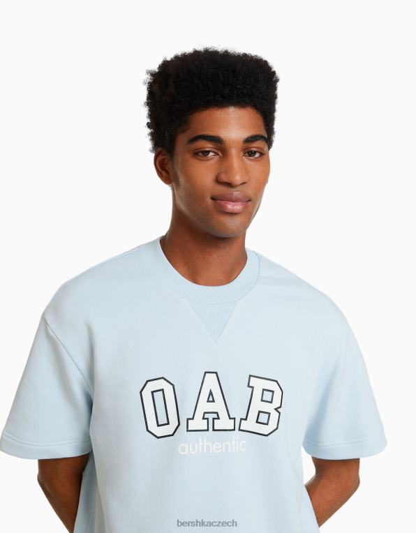 muži Bershka Plyšové tričko s krátkým rukávem a univerzitním potiskem P88442767 oblečení světle modrá