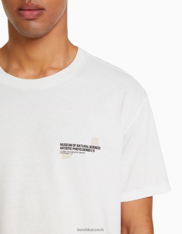muži Bershka Tričko s jednoduchým střihem a krátkým rukávem s květinovým potiskem P88442763 oblečení bílý