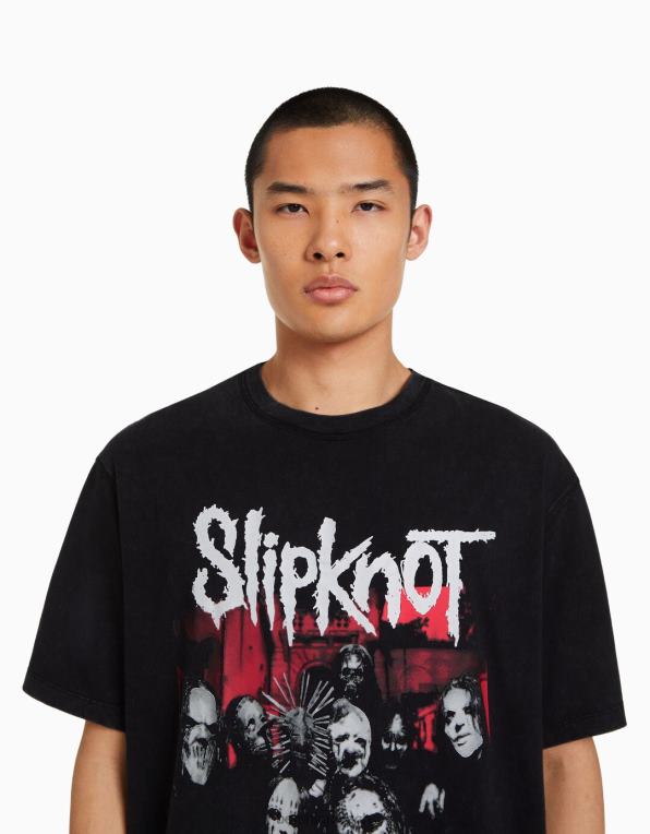 muži Bershka Tričko s krátkým rukávem v hranatém střihu s potiskem P88442729 oblečení tmavošedý