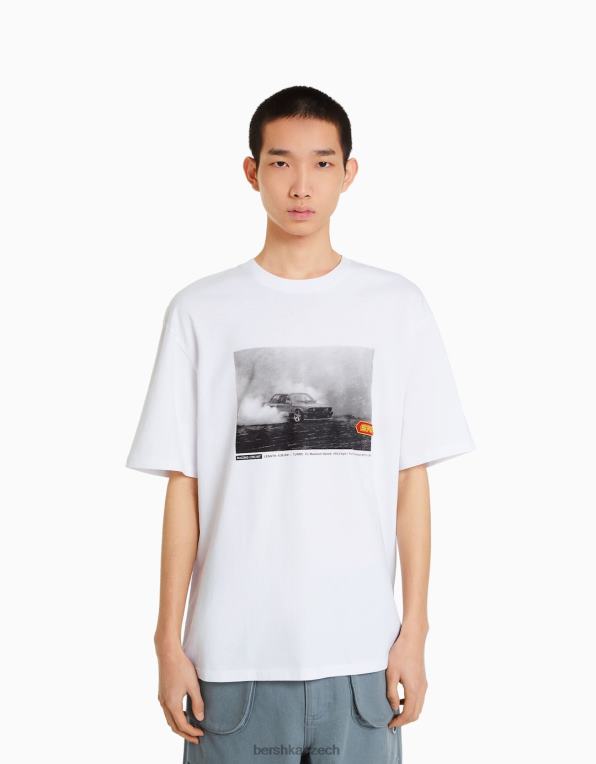 muži Bershka oversize tričko s krátkým rukávem a závodním potiskem P88442620 oblečení bílý