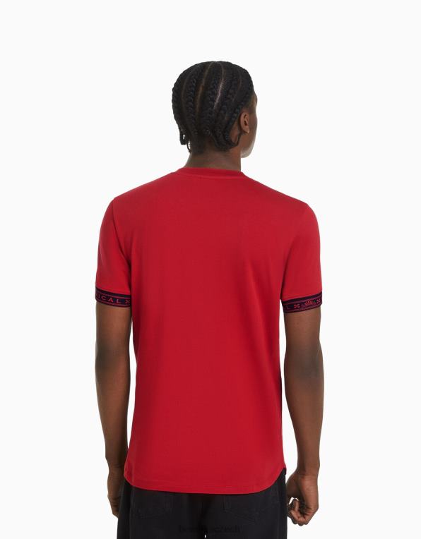 muži Bershka svalové tričko s krátkým rukávem a proužkovaným detailem P88442692 oblečení Červené