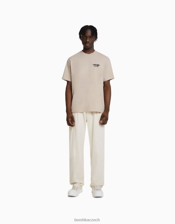 muži Bershka triko s krátkým rukávem v krabicovém střihu s potiskem P88442655 oblečení velbloud