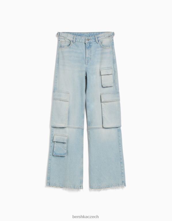 unisex Bershka vybledlé cargo džíny s mnoha kapsami P88443915 oblečení světle modrá