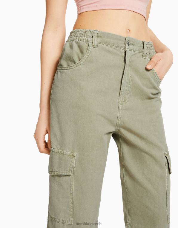 unisex Bershka bavlněné joggery s nabíraným pasem a kapsami P88443889 oblečení zelená