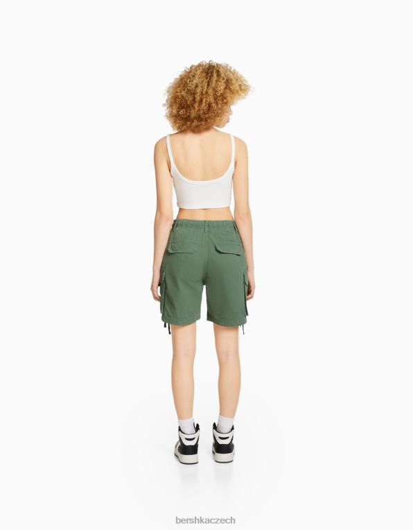 unisex Bershka bavlněné cargo bermudy s ramínky P88444024 oblečení khaki