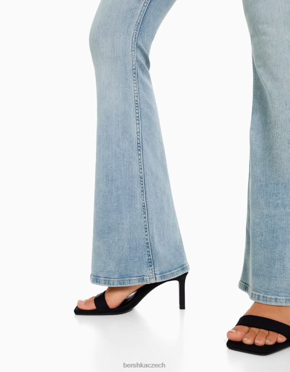 ženy Bershka rozšířené džíny P88441974 oblečení světle modrá