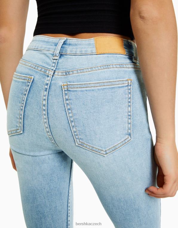 ženy Bershka vintage džíny úzkého střihu s nízkým střihem P88441597 oblečení světle modrá