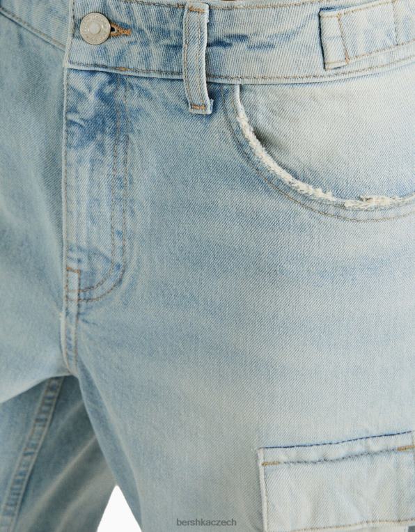 ženy Bershka vybledlé cargo džíny s mnoha kapsami P88441878 oblečení světle modrá