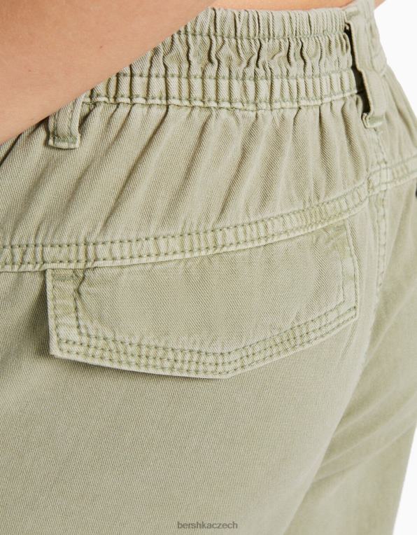 ženy Bershka bavlněné joggery s nabíraným pasem a kapsami P88441344 oblečení zelená