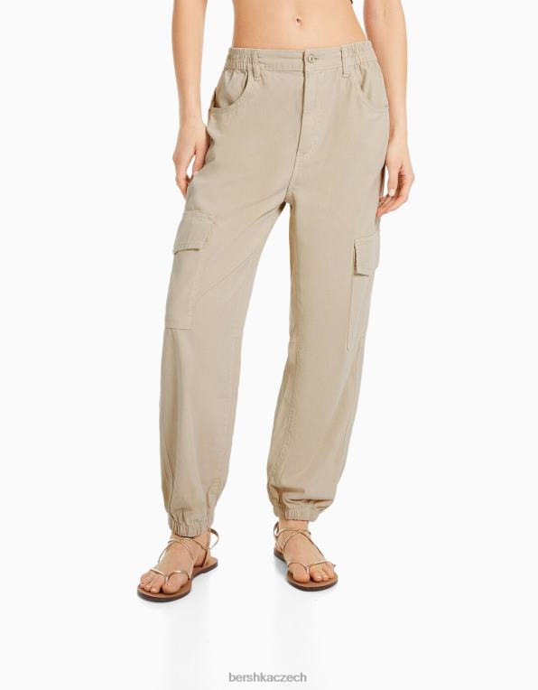 ženy Bershka bavlněné joggery s nabíraným pasem a kapsami P88441345 oblečení písek
