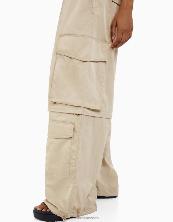 ženy Bershka cargo kalhoty ze směsi nylonu P88441355 oblečení velbloud