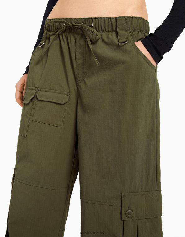 ženy Bershka nylonové široké kalhoty s mnoha kapsami P88441334 oblečení khaki