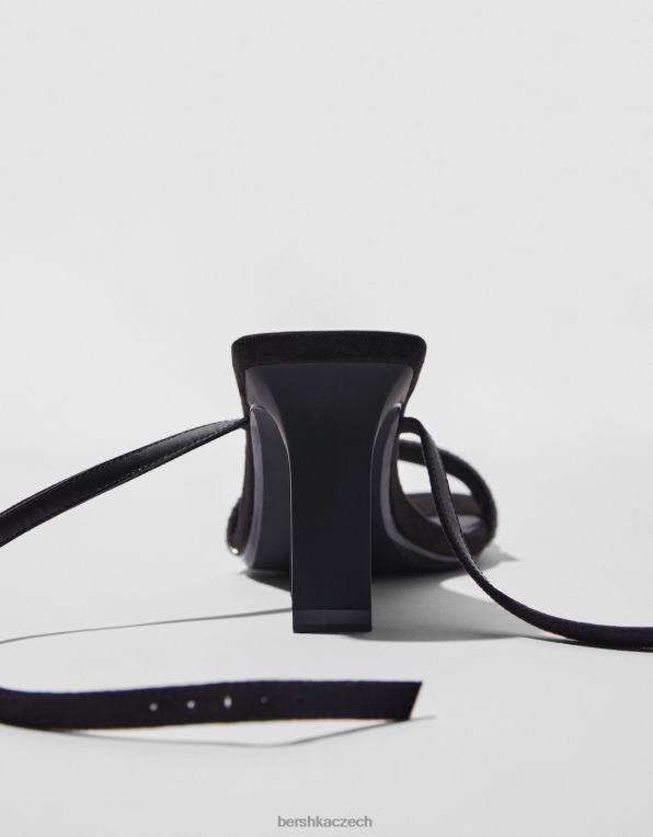 ženy Bershka sandály na podpatku s páskem kolem kotníku a kovovým nártem P88442194 obuv Černá