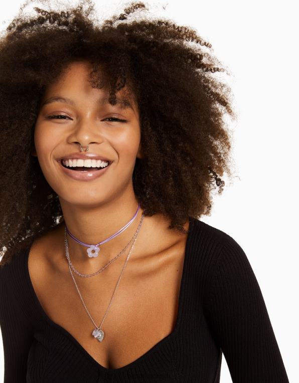 ženy Bershka sada 4 akordového náhrdelníku s květinovým kouzlem a motýlkovým detailem P88442447 Příslušenství stříbrný