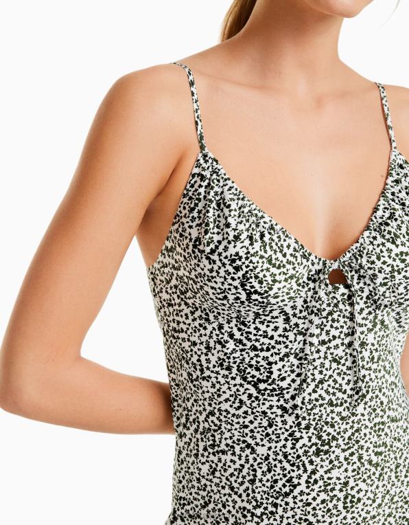 ženy Bershka páskové splývavé saténové minišaty s nabíráním P884469 oblečení vícebarevný