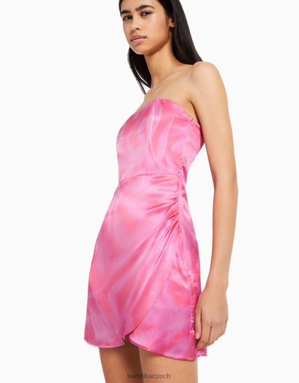 ženy Bershka saténové minišaty mimo ramena P8844104 oblečení fuchsie