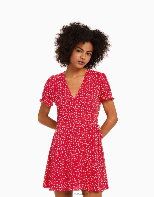 ženy Bershka texturované minišaty s květinovým potiskem P8844279 oblečení Červené