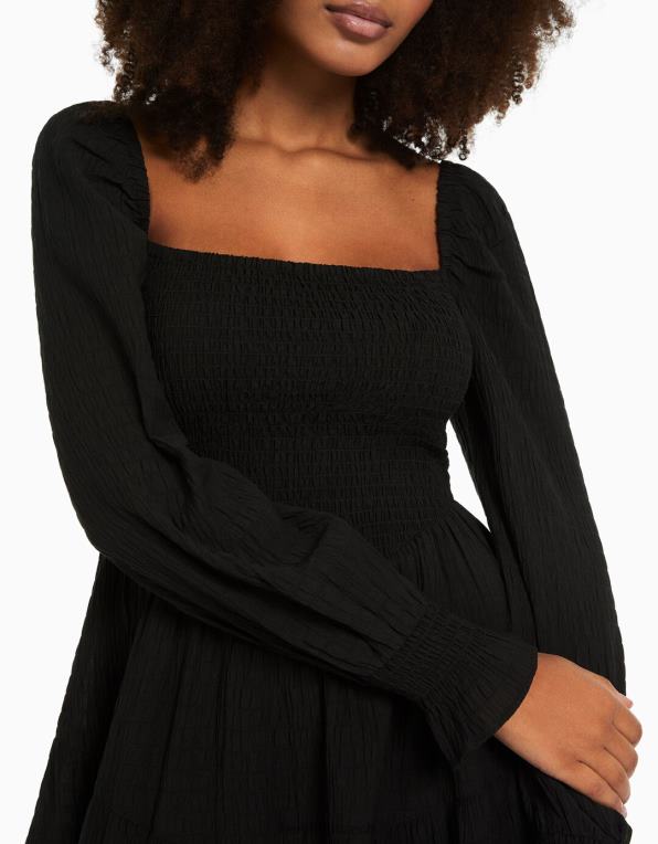 ženy Bershka texturované objemné minišaty s dlouhým rukávem P8844223 oblečení Černá